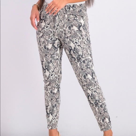 Sanctuary Social Ankle Skinny Jeans - Picture 3 of 10